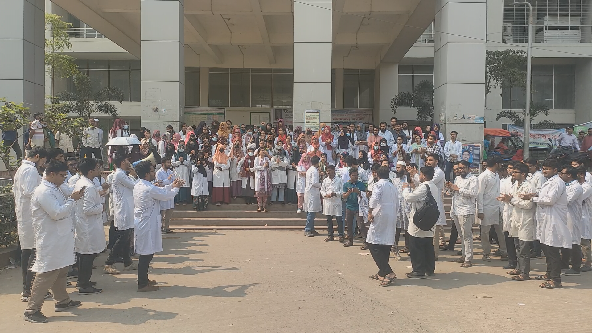 টাঙ্গাইলে ৫’দফা দাবিতে মেডিকেল শিক্ষার্থীদের শার্ট ডাউন